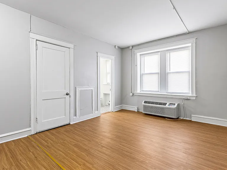 Eli Court — Photo 2