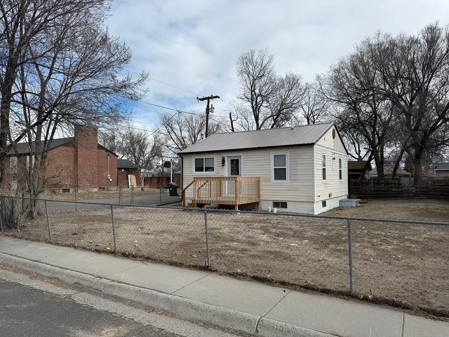 3 Bedroom 1 Bath Beautiful House with Fenced Yard & Garage — Photo 3