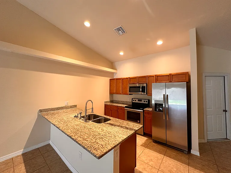 146 SW 47th Ter — Photo 2