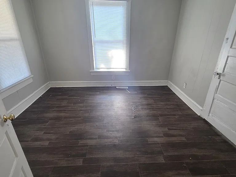 1705 Queen St — Photo 4