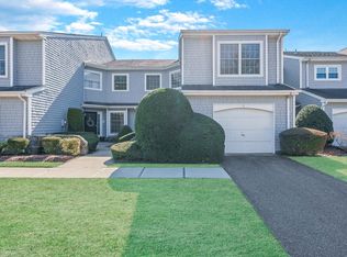 3 Lakebridge Dr S, Kings Park, NY 11754