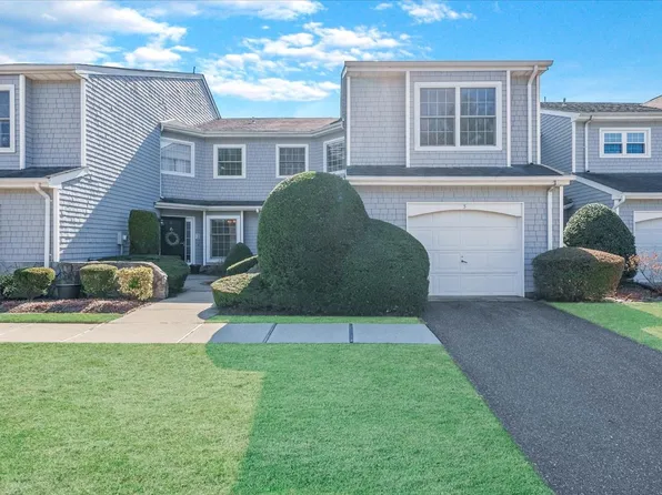 3 Lakebridge Drive S, Kings Park, NY 11754