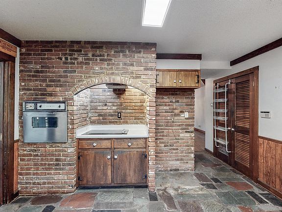 5th image of 6918 Surrey Ln