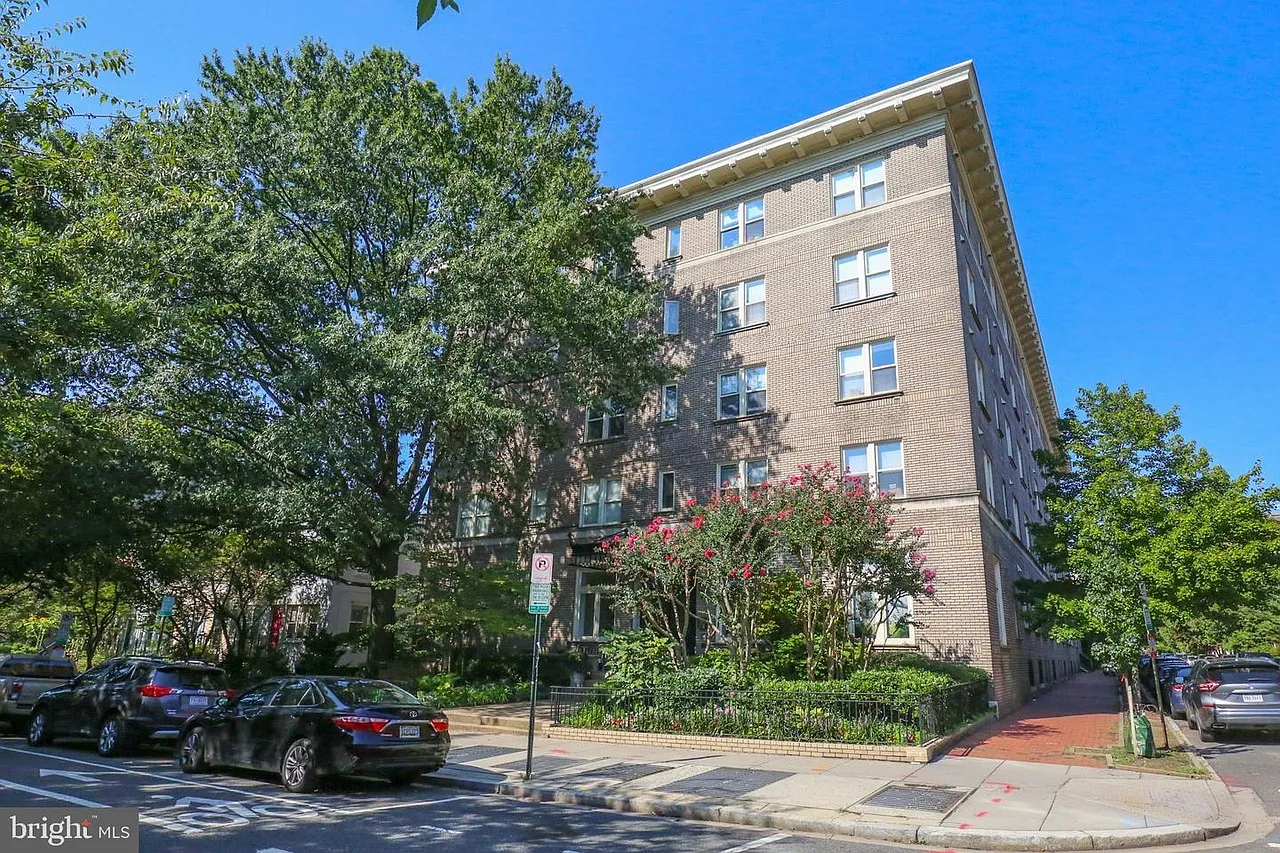 Stylishly Updated 1BR in Historic Wardman Building Near Dupont Circle — Photo 2