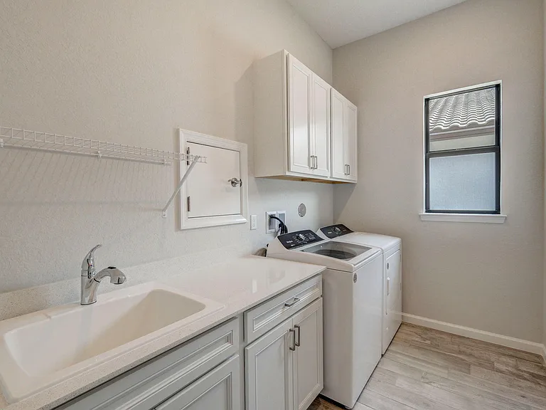837 SE Courances Dr — Photo 13