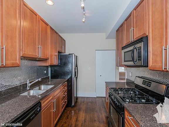 4th image of 1851 W Cornelia Ave #1024