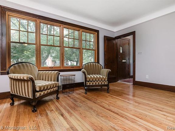 4th image of 878 Saint Clair St