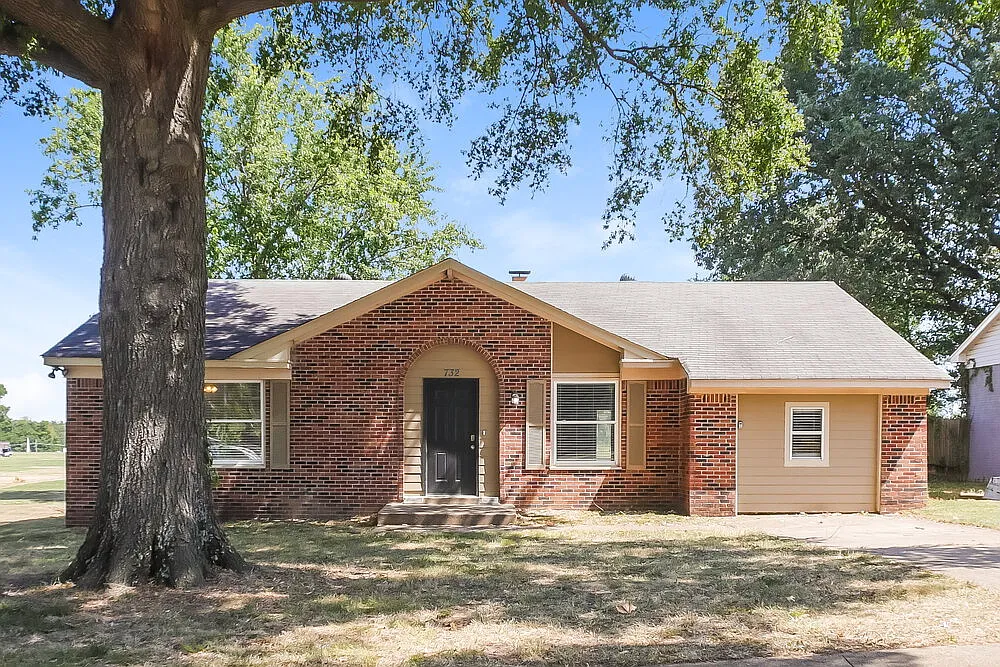 4 bed, 2.0 bath, 1800 sqft, $1,700 — Photo 1