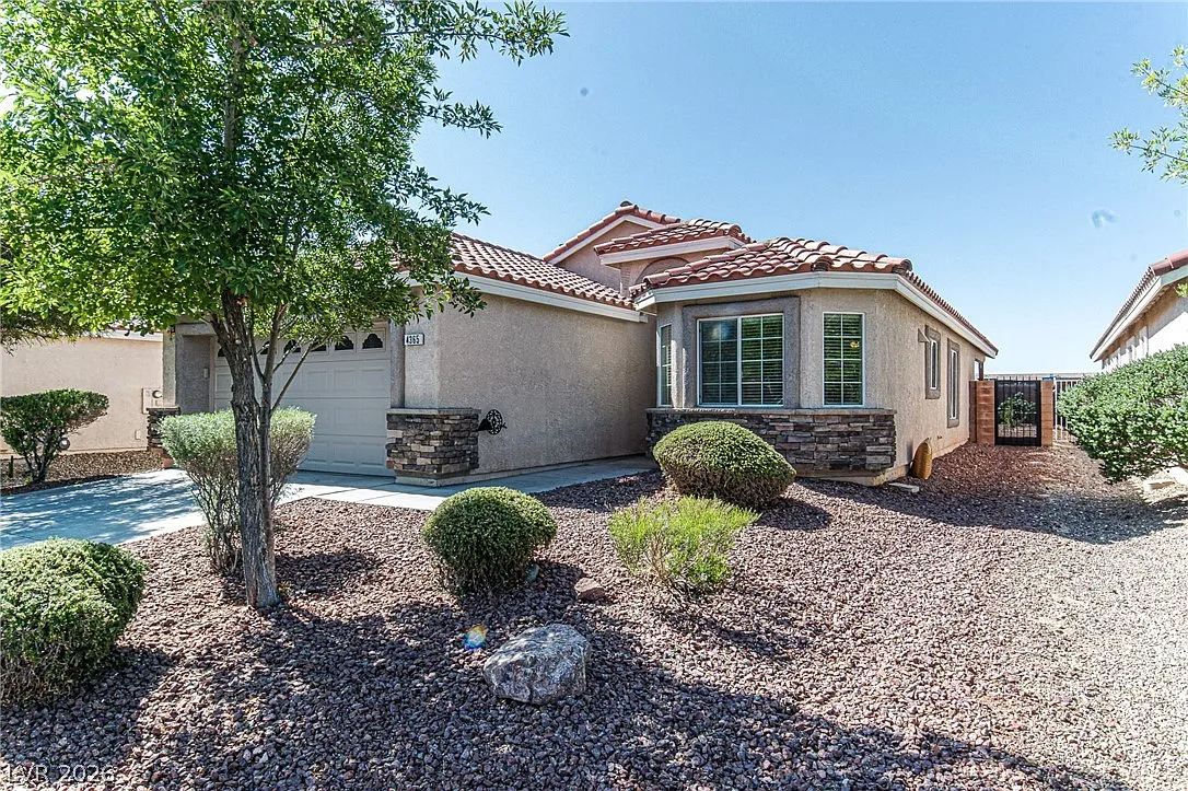 3 bed, 2.0 bath, 1598 sqft, $2,100 — Photo 2