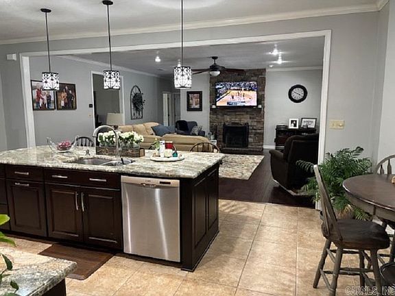 4th image of 410 Deerwood Ln