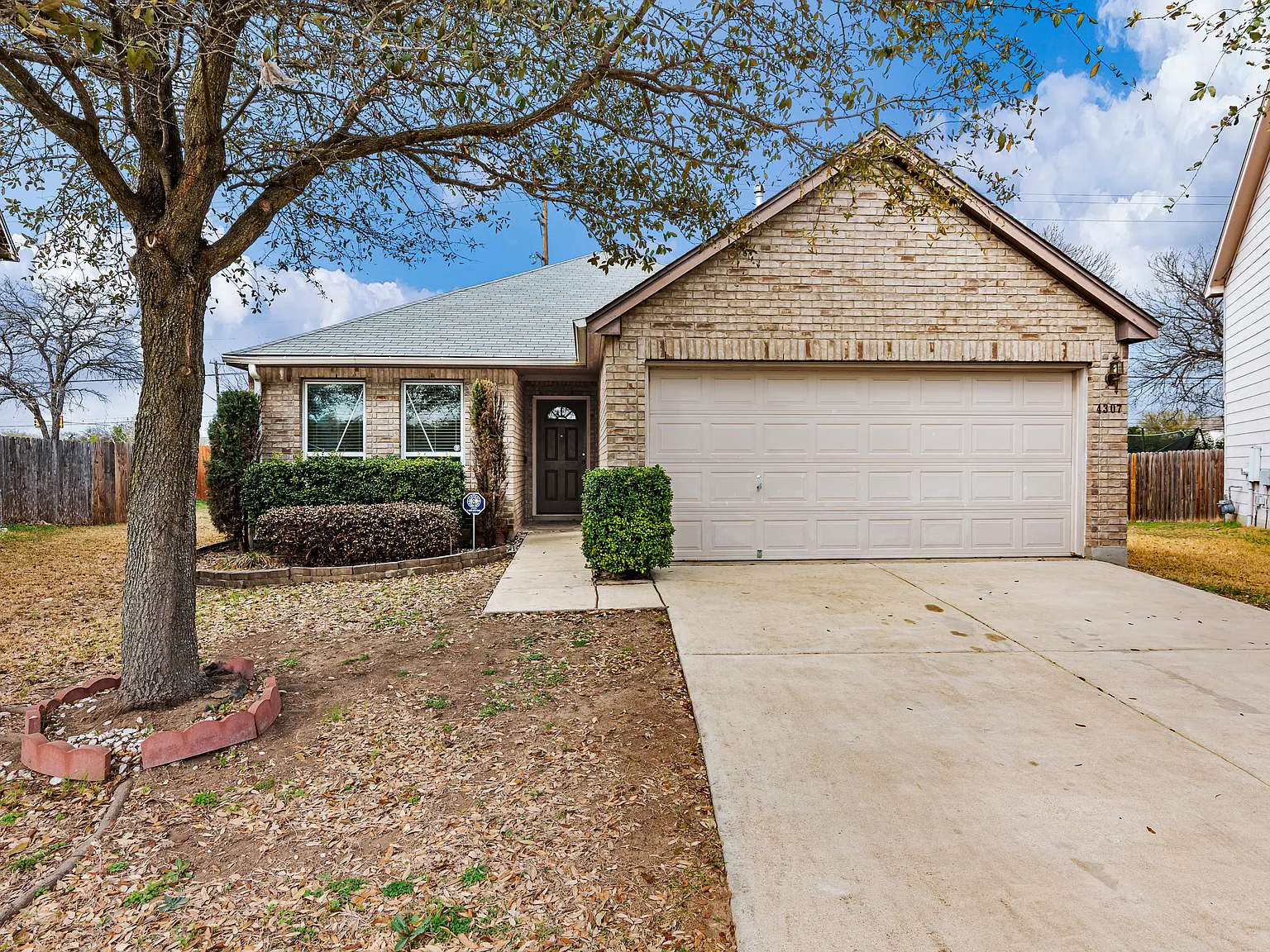 Exceptional Single-Story Rental in Prime Location — Photo 1
