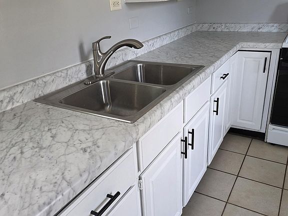 4th image of 230 Wickersham Dr W