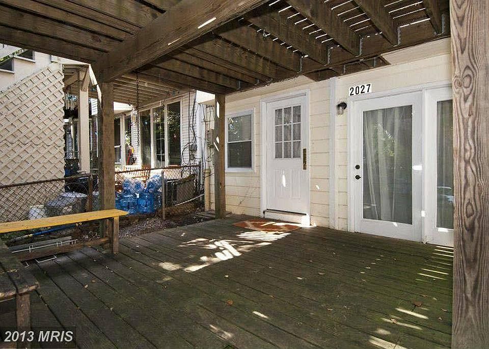 Private rear entrance on street level