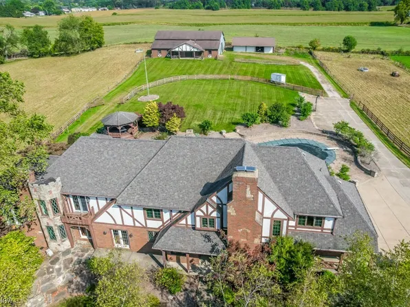 1350 Countryside Cir NE, Hartville, OH 44632
