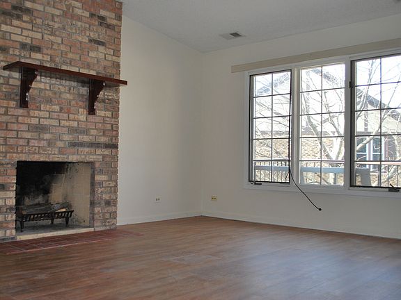 4th image of 177 Grove Ave Unit D