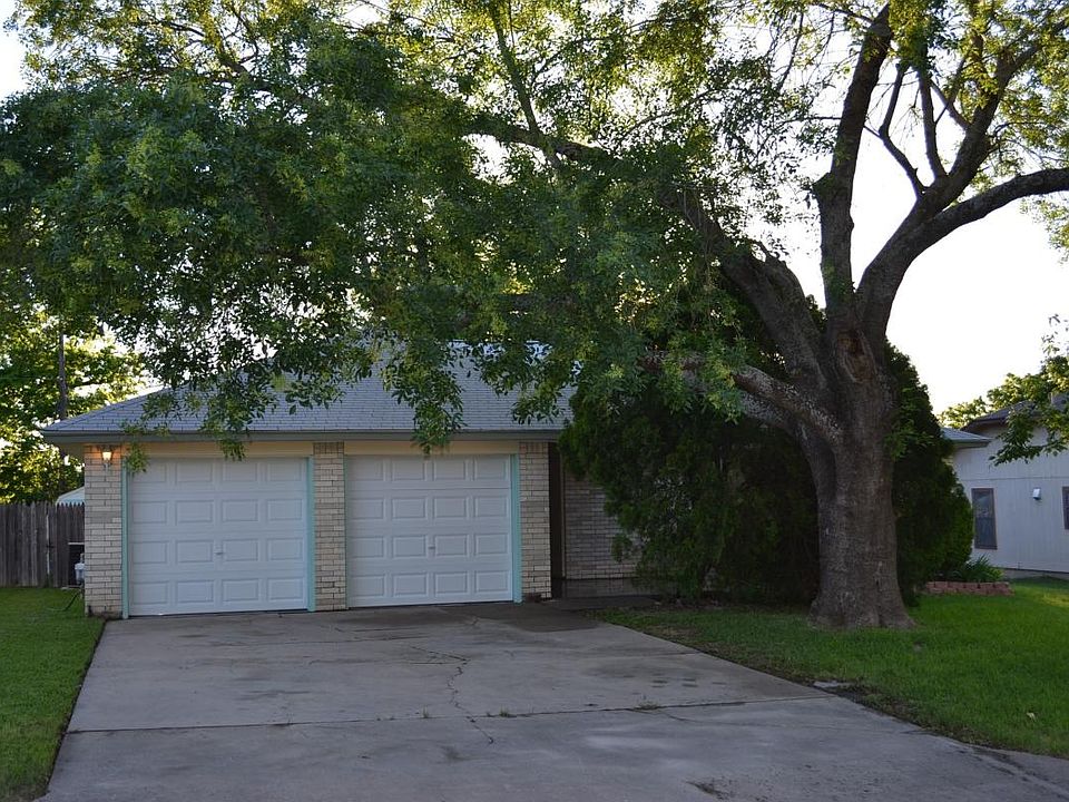 Front view with huge oak tree!