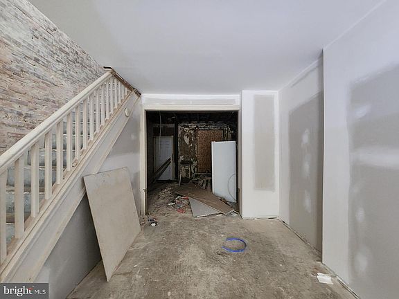 2nd image of 2552 W Pratt St