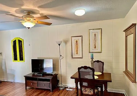 1433 Fisher Ln — Photo 11