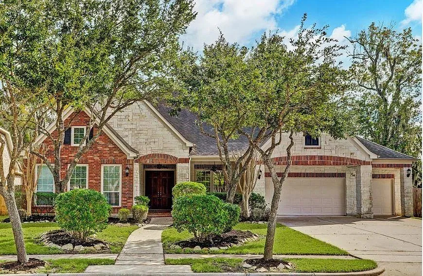 5 bed, 3.5 bath, 4107 sqft, $4,300 — Photo 2