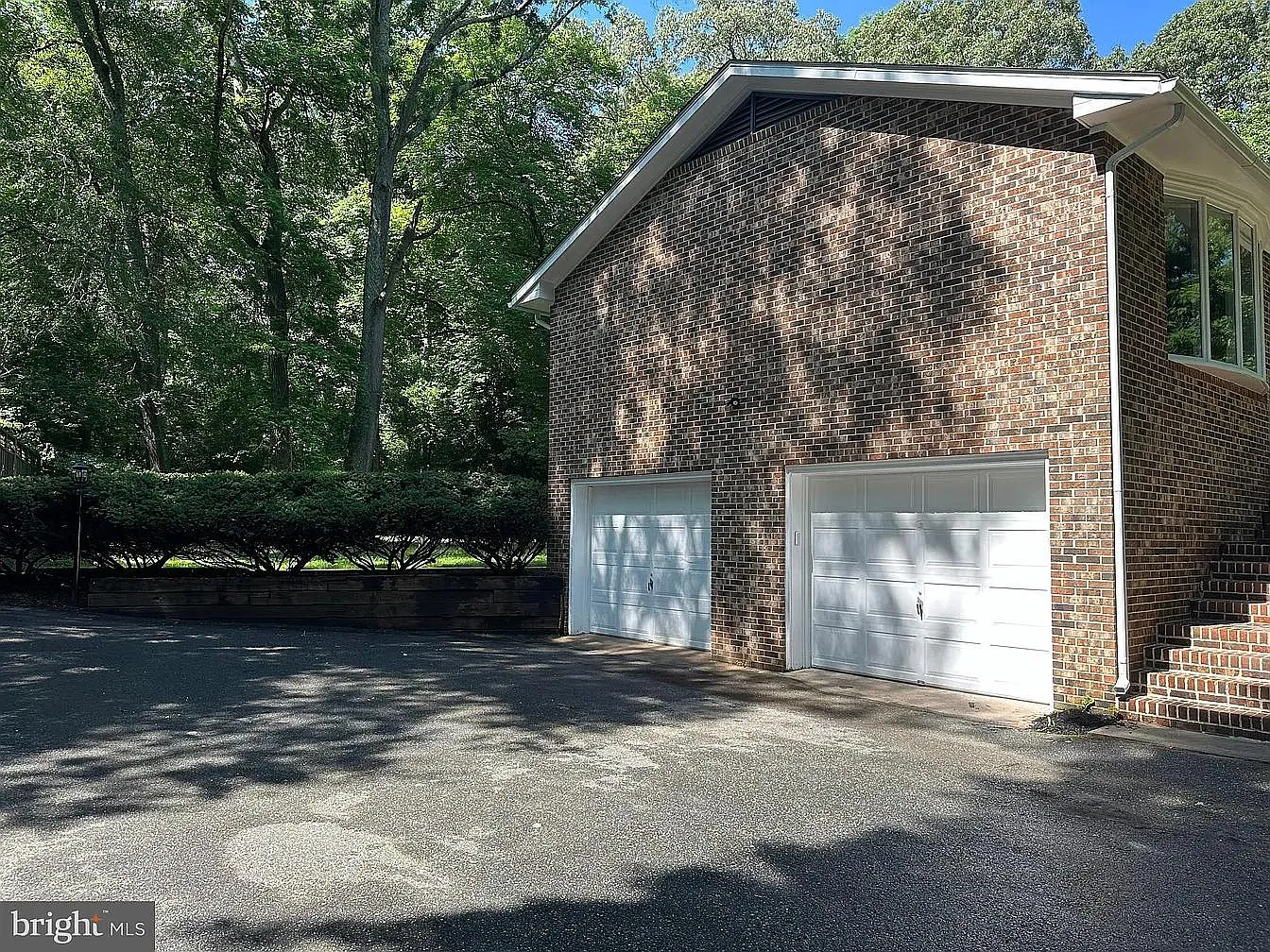 5 bed, 2692 sqft, $3,200 — Photo 2
