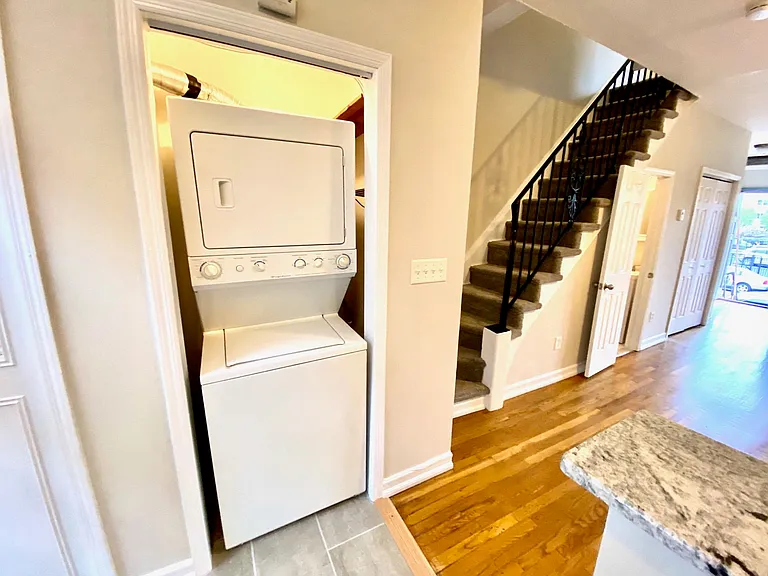 323.5 Pavonia Ave — Photo 13
