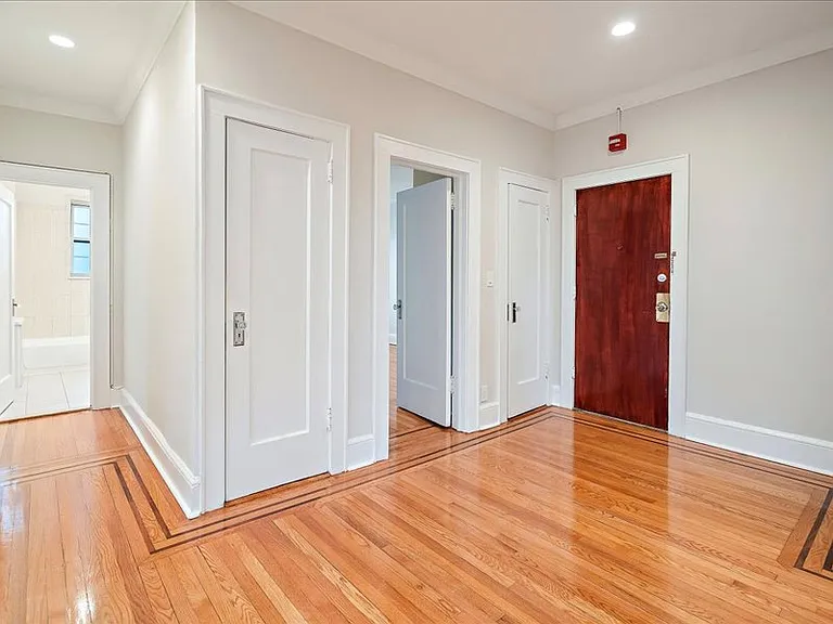 Worthington House Apartments — Photo 31