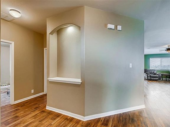 5th image of 208 Sassafras St