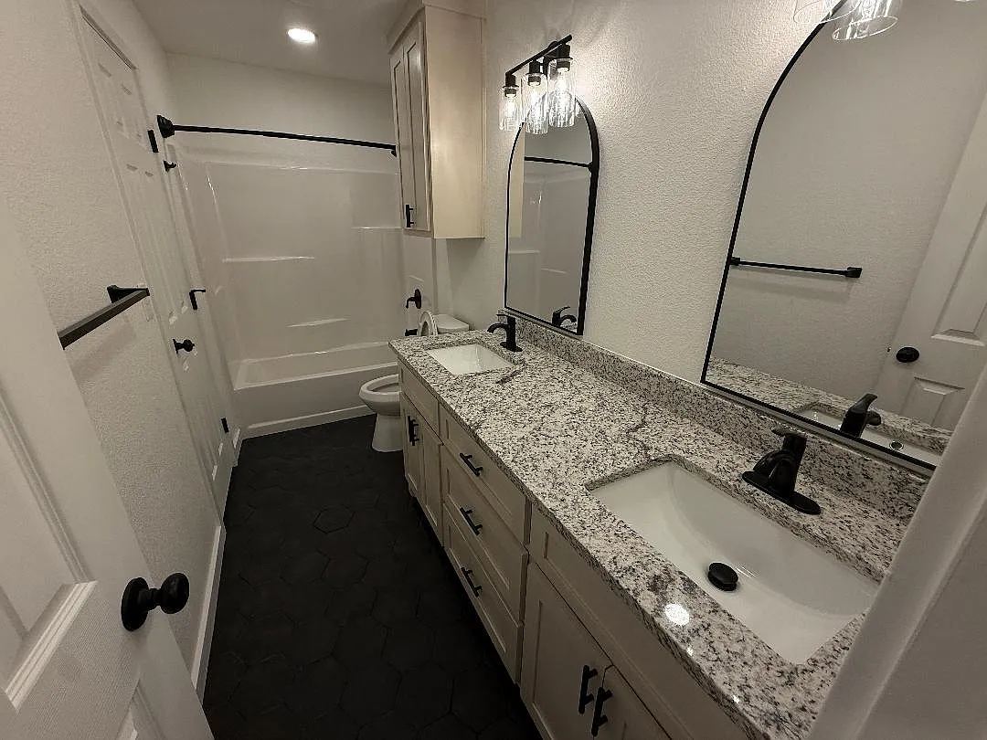 2 bed, 1112 sqft, $1,600 — Photo 2