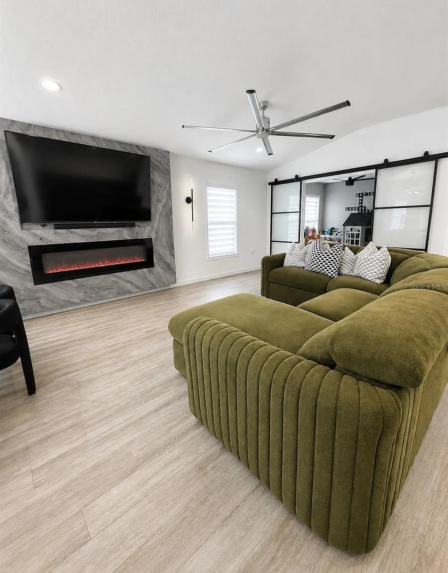 3 bed, 2200 sqft, $2,668 — Photo 4