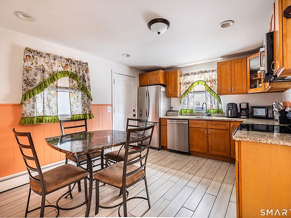 4th image of 46 Oakleaf Street