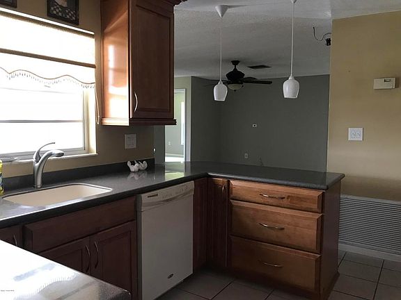 3rd image of 520 Fern Ave NE