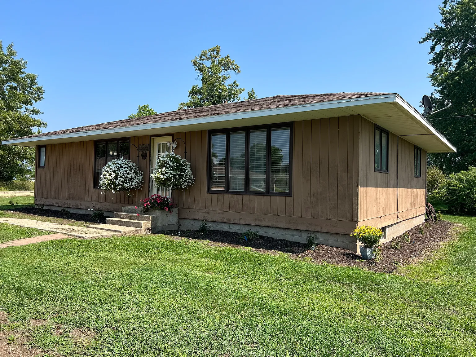 4 bed, 1.5 bath, 2700 sqft, $1,800 — Photo 3