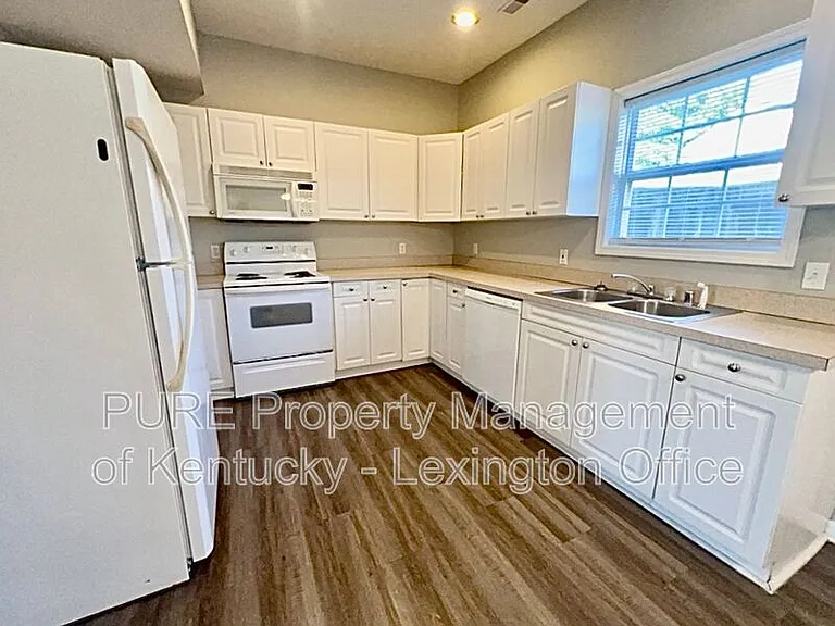 2561 Mackenzie Ln — Photo 7