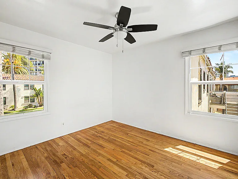 Las Palmas Apartments — Photo 14