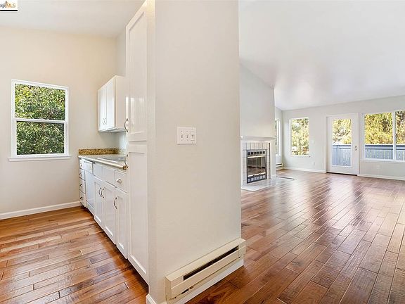 5th image of 40 Bayside Ct
