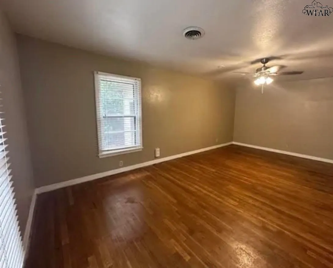 2 bed, 1.0 bath, 1044 sqft, $1,250 — Photo 2