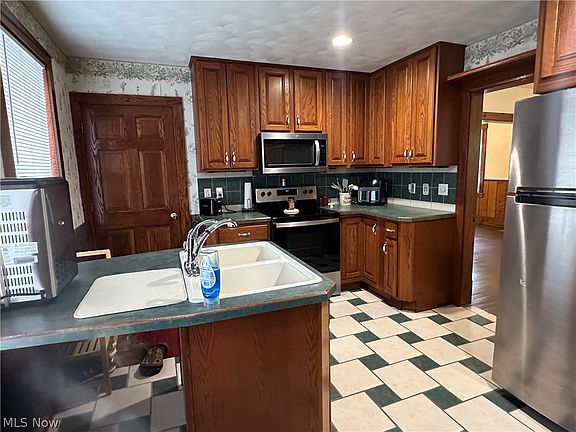 4th image of 402 E Lincoln Way