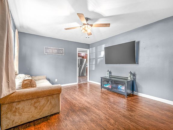3rd image of 210 Creekside Dr