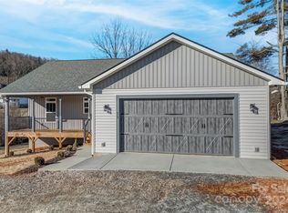 11 Canary Ln, Hendersonville, NC 28792