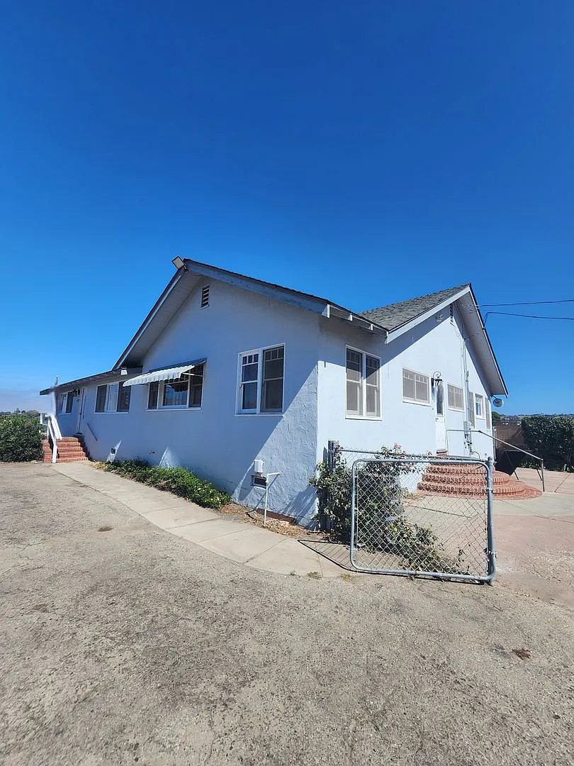 Adorable and Spacious 4 Bedroom Farmhouse W/Bonus Room- Water, Trash and Wifi Included! — Photo 2