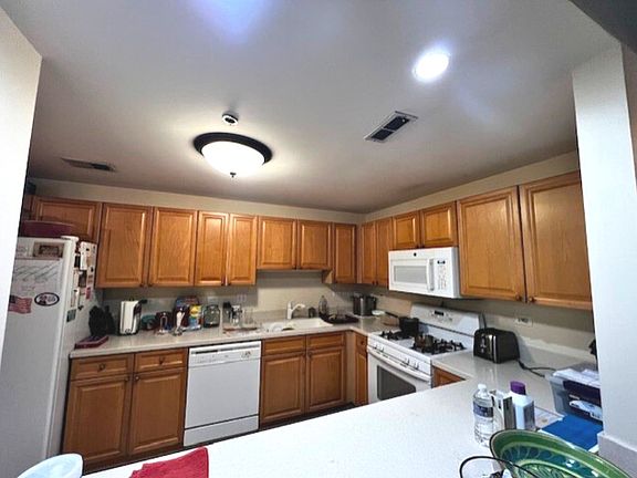 5th image of 865 E 22nd St APT 106