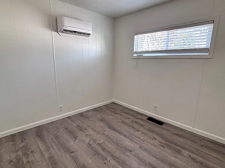 _ This bedroom offers a comfortable and versatile space, ideal for family members, guests, or a home office. Well-proportioned and inviting, the room provides ample space for furnishings while maintaining a cozy feel.