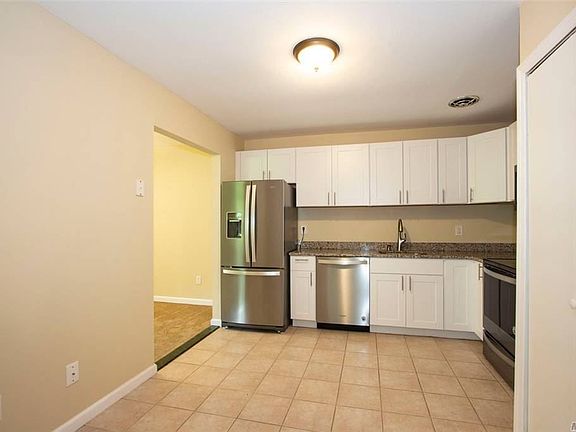 3rd image of 5 Petersburg Ct