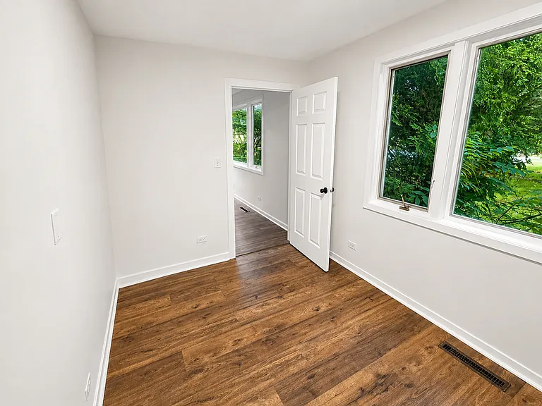 805 Leclaire Ave — Photo 2