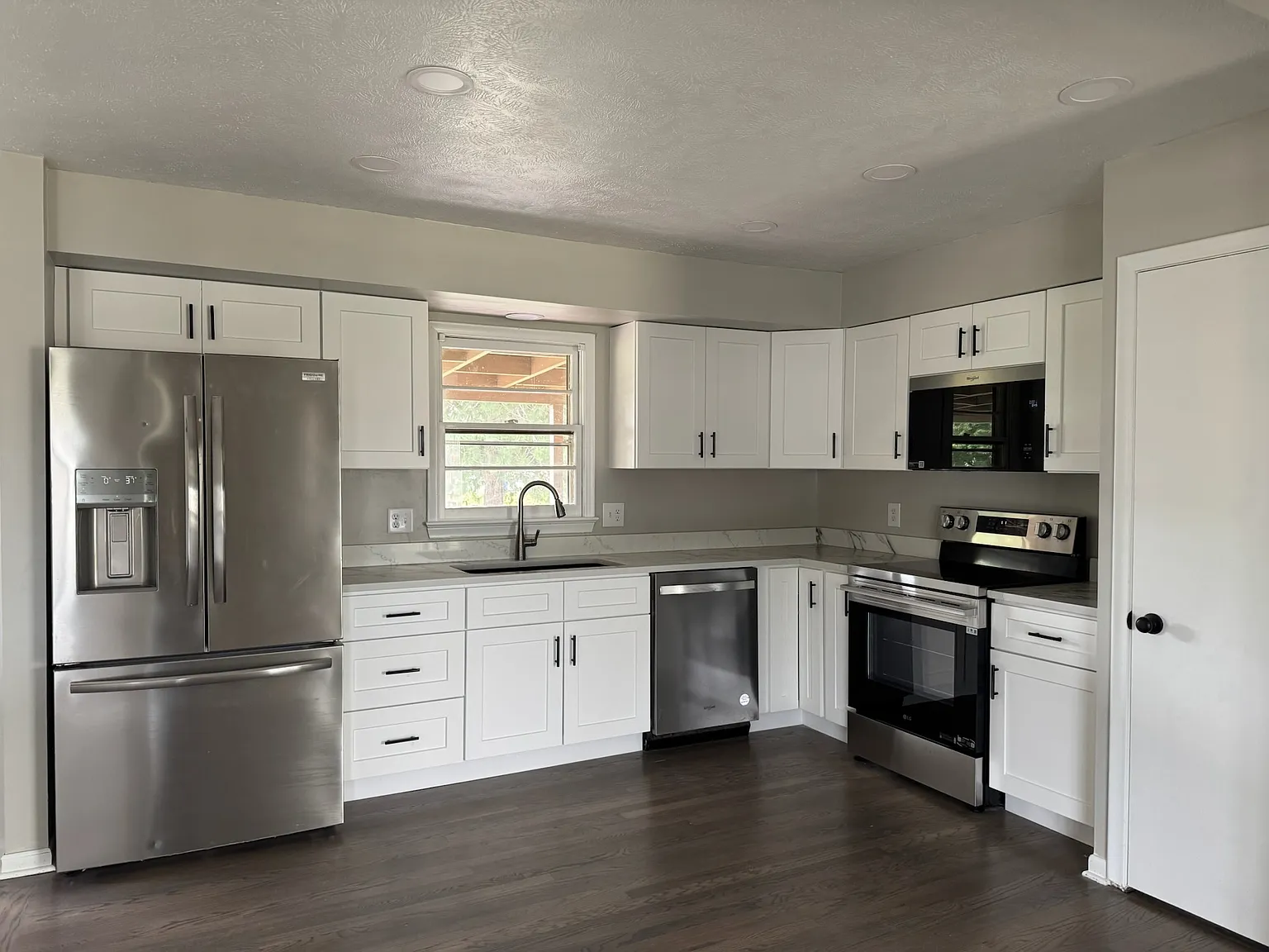 3 bed, 1174 sqft, $2,200 — Photo 2