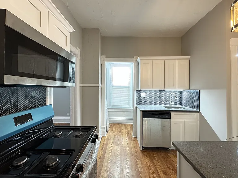 1721 W Nelson St — Photo 7