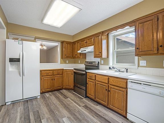 4th image of 13 Lunsford Ln
