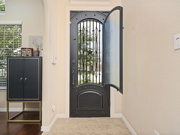 5th image of 210 Derby Ln