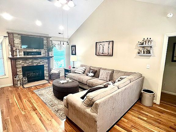 4th image of 106 Maplewood St