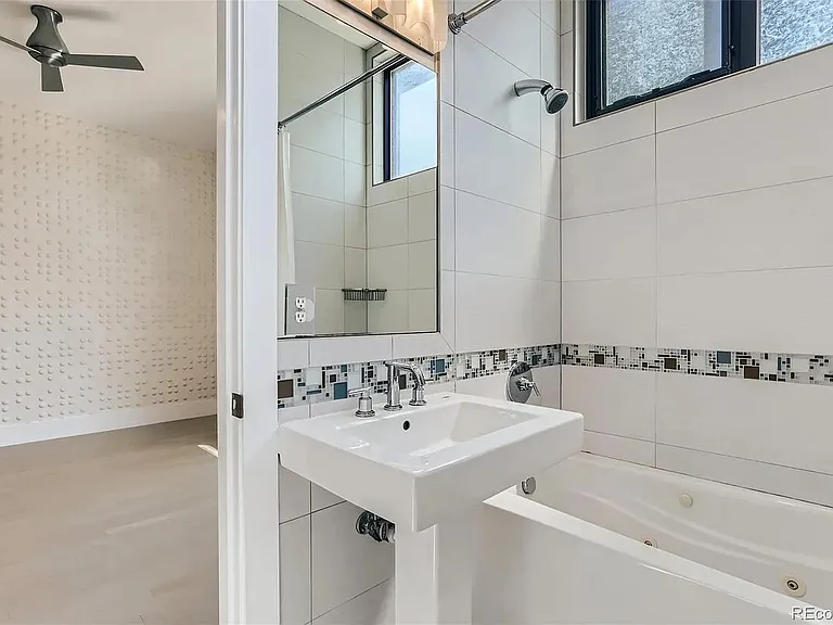 Secondary bathroom with jacuzzi tub